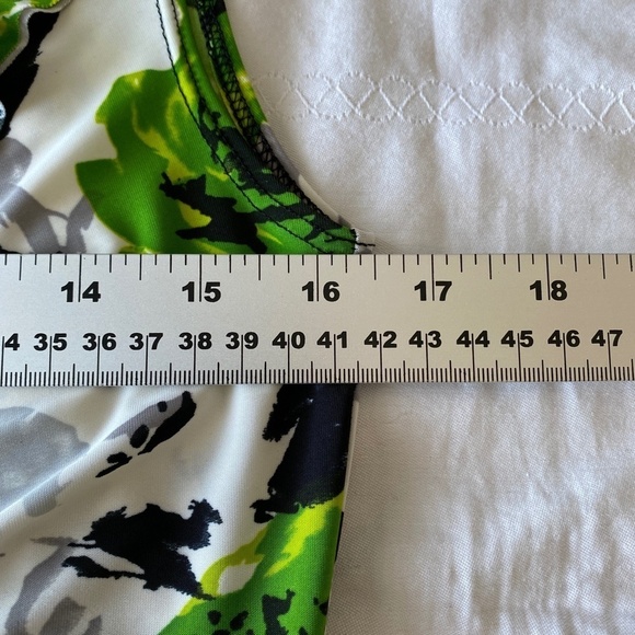 Brochure Women's Abstract Off-Center V-neck Ruffled Sleeveless Satin Blouse Med - Picture 9 of 11